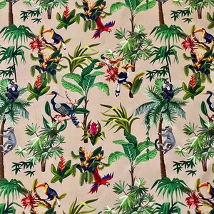 Puede incluir: Una tela beige con un estampado tropical que presenta tucanes, monos, loros y palmeras. El estampado es en tonos de verde, rojo, amarillo y azul.