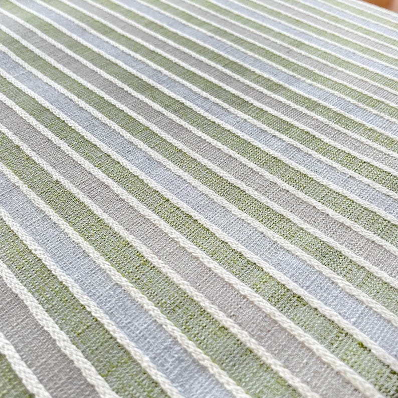 Tessuto a righe verde-beige-grigio in policotone, perfetto per progetti creativi e lavori di sartoria come tovaglie e borse.