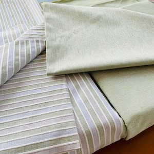 Stoffa per tappezzeria in policotone 240g con un design elegante a righe verdi, beige e grigie, perfetta per divani e poltrone.