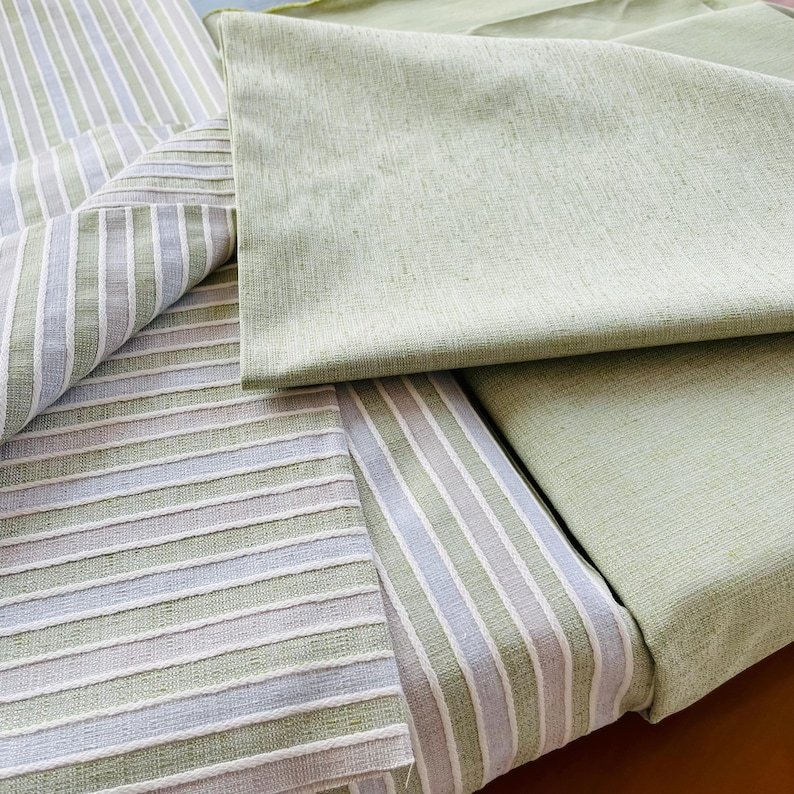 Stoffa per tappezzeria in policotone 240g con un design elegante a righe verdi, beige e grigie, perfetta per divani e poltrone.