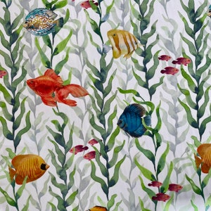 Può includere: Un motivo ad acquerello con pesci colorati e alghe verdi su uno sfondo bianco. I pesci sono in varie tonalità di blu, arancio e giallo.