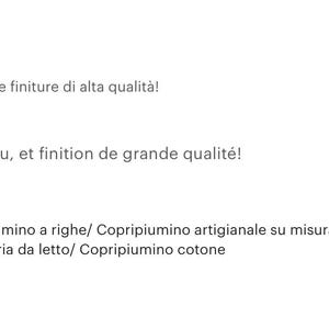 Puede incluir: Una funda n&oacute;rdica a rayas blancas y marrones con una almohada blanca encima. La funda n&oacute;rdica est&aacute; hecha de algod&oacute;n y tiene un dise&ntilde;o sencillo. El texto "Copripiumino a righe/ Copripiumino artigianale su misura/ Copripiumino matrimoniale/ Set biancheria da letto/ Copripiumino cotone" es visible debajo de la imagen.