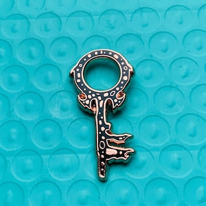 PIN de esmalte duro de cobre LLAVE DEL INFIERNO de 38 mm / 1,5 pulgadas Sandman
