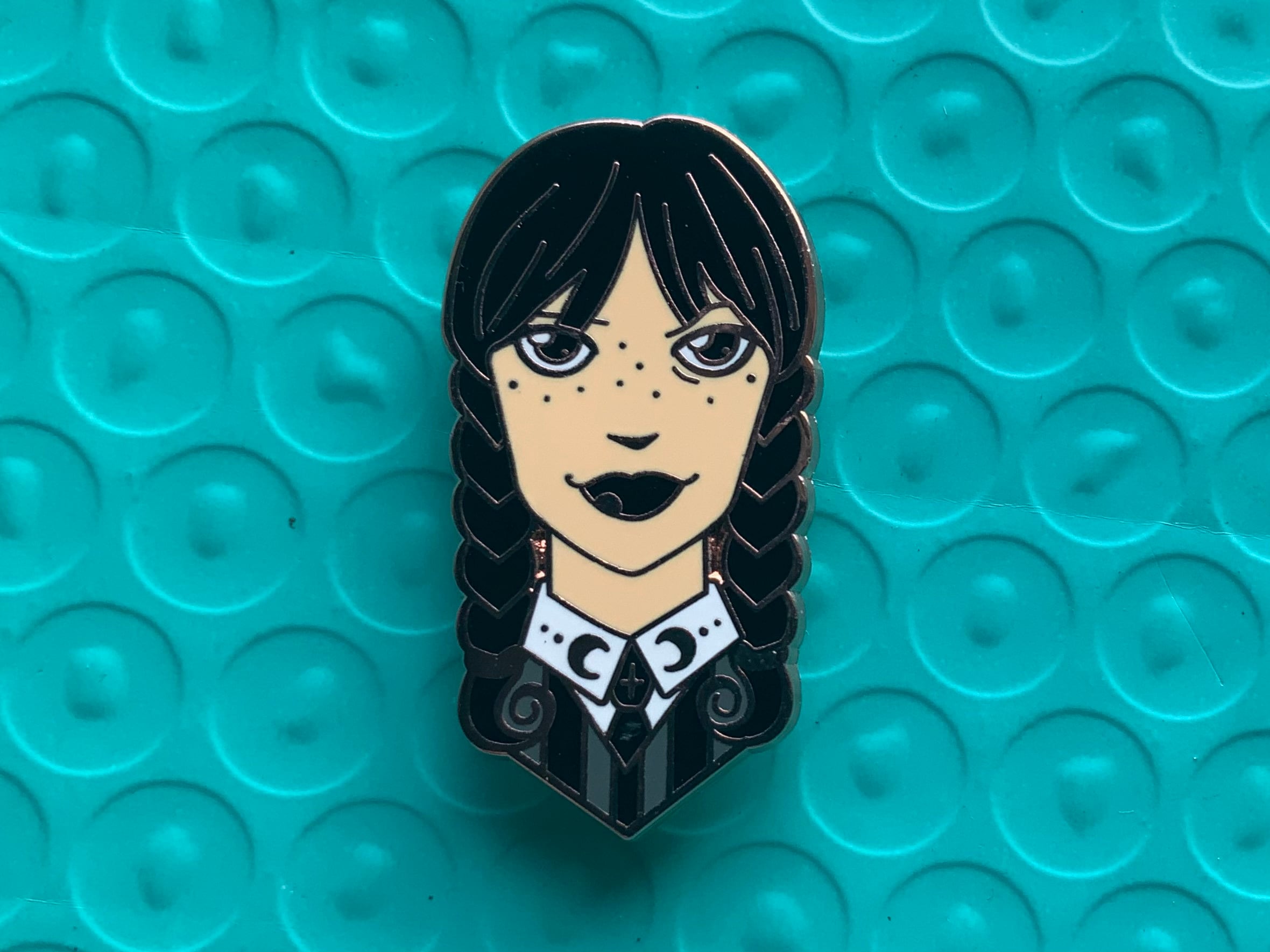 Organiseur De Sac ELZW2 Dark Wednesday Addams Family Badge