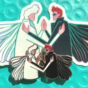 Broszka z twardej emalii inspirowana GOOD OMENS. 2,5 cm miedziowana. Crowley Aziraphale