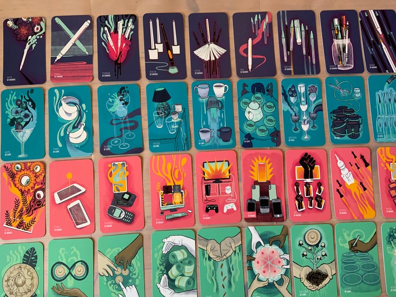 Pu&ograve; includere: Un set di 30 carte illustrate con vari disegni, tra cui un cuore con penne, una lampada con bicchieri, un telefono con fuoco e una mano con una moneta. Le carte sono tutte rettangolari e hanno un bordo bianco.