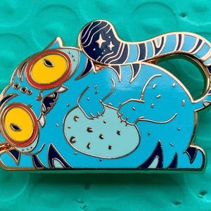 Pin esmaltado de Tigre Azul de 3,8 cm. Gato tonto y torpe.