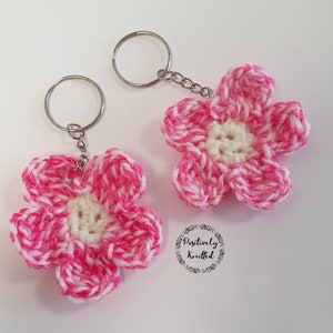 Pink flower keychain, pink flower keyring, crochet flower key charm, pink gradient flower keying, hand made keychain, hand knit keyring