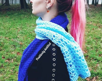 Foulard bleu bicolore, foulard bleu foncé bleu clair, foulard tricoté main et crocheté, foulard tricoté clair, foulard automne-hiver, châle bleu dame