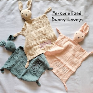 パーソナライズされた BUNNY Lovey、カスタムセキュリティブランケット、バニーモスリンラブブランケット、カスタマイズ可能、ベビーシャワー、ベビーギフト、カスタム刺繍
