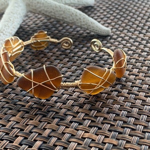 Seaglass handmade wire bracelet with genuine beach seaglass from Puerto Rico. Made by artisan.