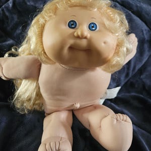 ¡Muñeca Cabbage Patch Kid con cabello rubio color maíz!