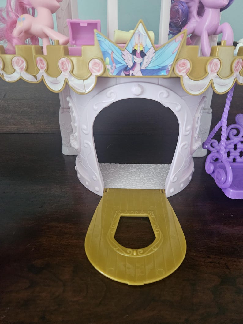 My Little Pony Friendship Castle Playset With Twilight Sparkle and ...