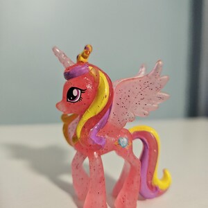 Puede incluir: Un juego de tres tazas de cerámica con un acabado moteado y mate. Las tazas son de color crema, marrón claro y marrón oscuro. Cada taza tiene un diseño simple y minimalista y un asa redondeada. Las tazas están apiladas.