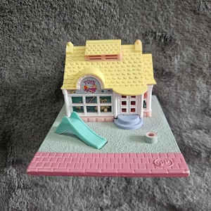 Vintage Polly Pocket toy store compact!