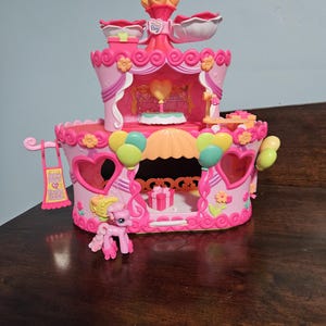 Tort na rolkach My Little Pony Ponyville Roller Skate Party Cake z zestawem do zabawy Pinkie Pie!