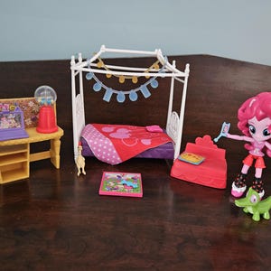 My Little Pony Equestria Girls Minis Pinkie Pie Slumber Party Bedroom Set