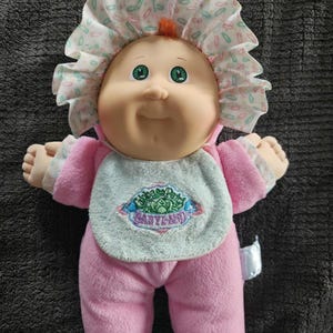 ¡Muñeca Cabbage Patch Babyland! ¡Ojos verdes, mechón de pelo rojo!