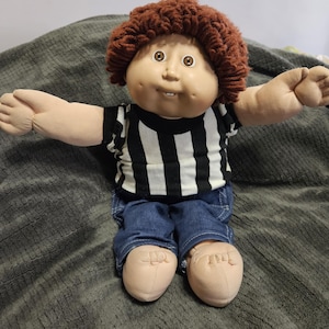 Dzieciak z Cabbage Patch w stylu vintage, brązowe kręcone włosy, 2 zęby i dżinsy!