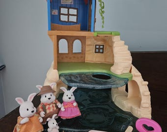 Zestaw zabawkowy Secret Island firmy Sylvanian Families z rodziną królików Hoppingood!