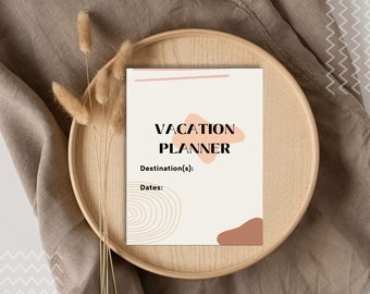 Puede incluir: Un planificador de vacaciones color crema con las palabras "VACATION PLANNER" en negro. El planificador incluye espacios para destinos y fechas, con formas abstractas melocotón y marrón. Descansa sobre una bandeja de madera con plantas secas.