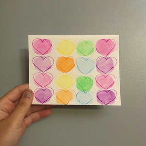Tarjeta de felicitación con notas de acuarela de corazones de caramelo con opción de añadir un mensaje personal y enviar al destinatario