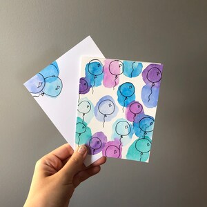 Gelukkige verjaardag ballonnen aquarel nota kaart wenskaart met optie om naam en persoonlijk bericht toe te voegen en te verzenden naar ontvanger