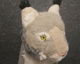 Vintage Lynx plush. Vintage Lynx stuffed animal. Vintage plush Lynx green eyes. Large gray Lynx green eyes plush