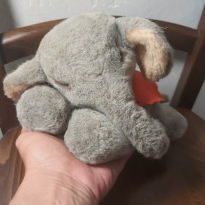 Pelúcia vintage de elefante adormecido Steiff. Elefante adormecido vintage Steiff. Steiff elefante bebê pelúcia