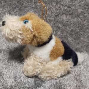 ワイヤーヘアード テリアのぬいぐるみの子犬。ぬいぐるみのワイヤー 