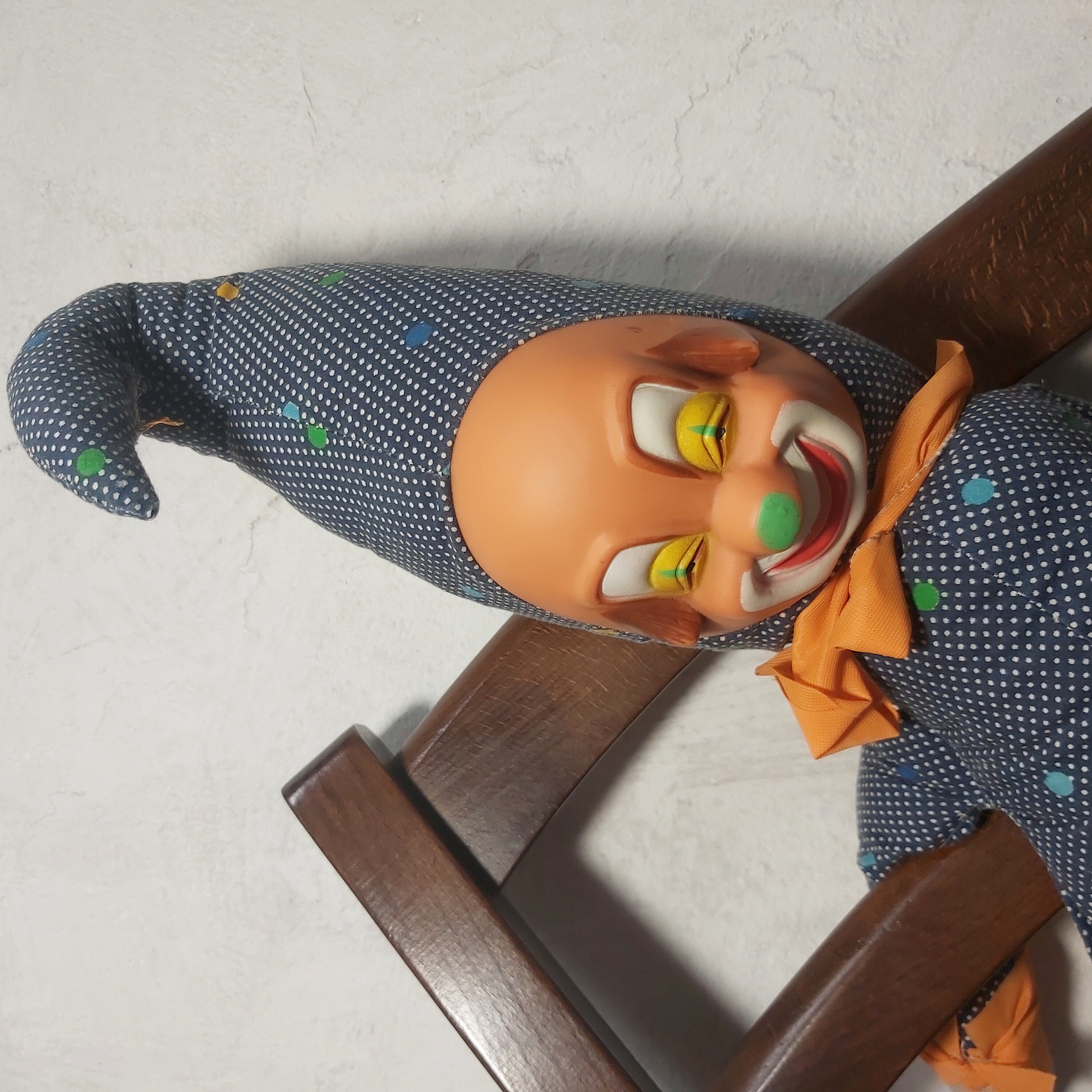 ヴィンテージのピエロのぬいぐるみ。ヴィンテージのゴム製の顔のピエロ 