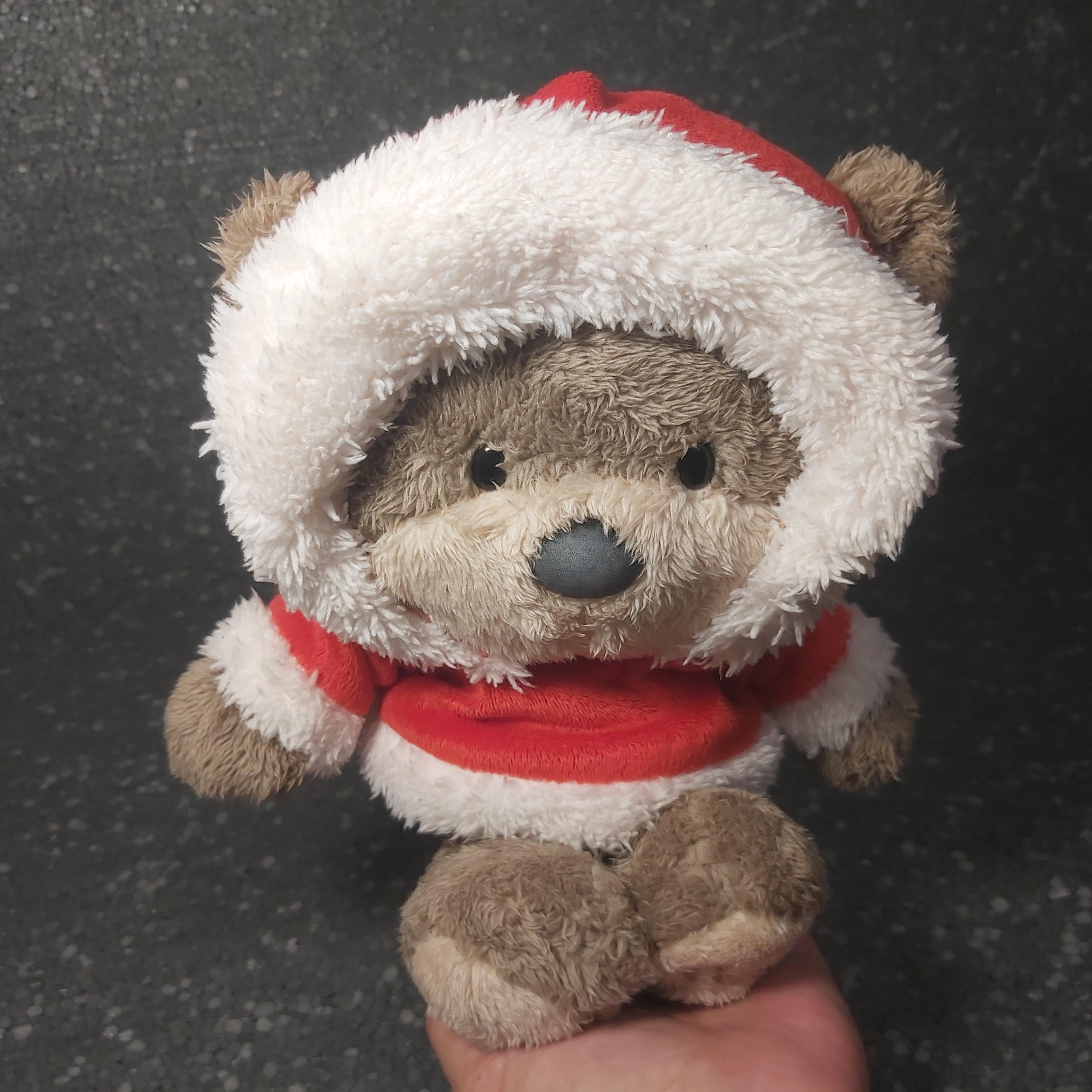 サンタのテディベア。クリスマスのテディベア、サンタのぬいぐるみ