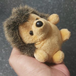 Cute Hedgehog stuffed vintage. Hedgehog Trudi Mini Collection. Hedgehog stuffed animal. Hedgehog vintage plush. Stuffed Hedgehog vintage. Trudi Hedgehog vintage. Hedgehog stuffed vintage. Plush Hedgehog Trudi Mini Collection Italy