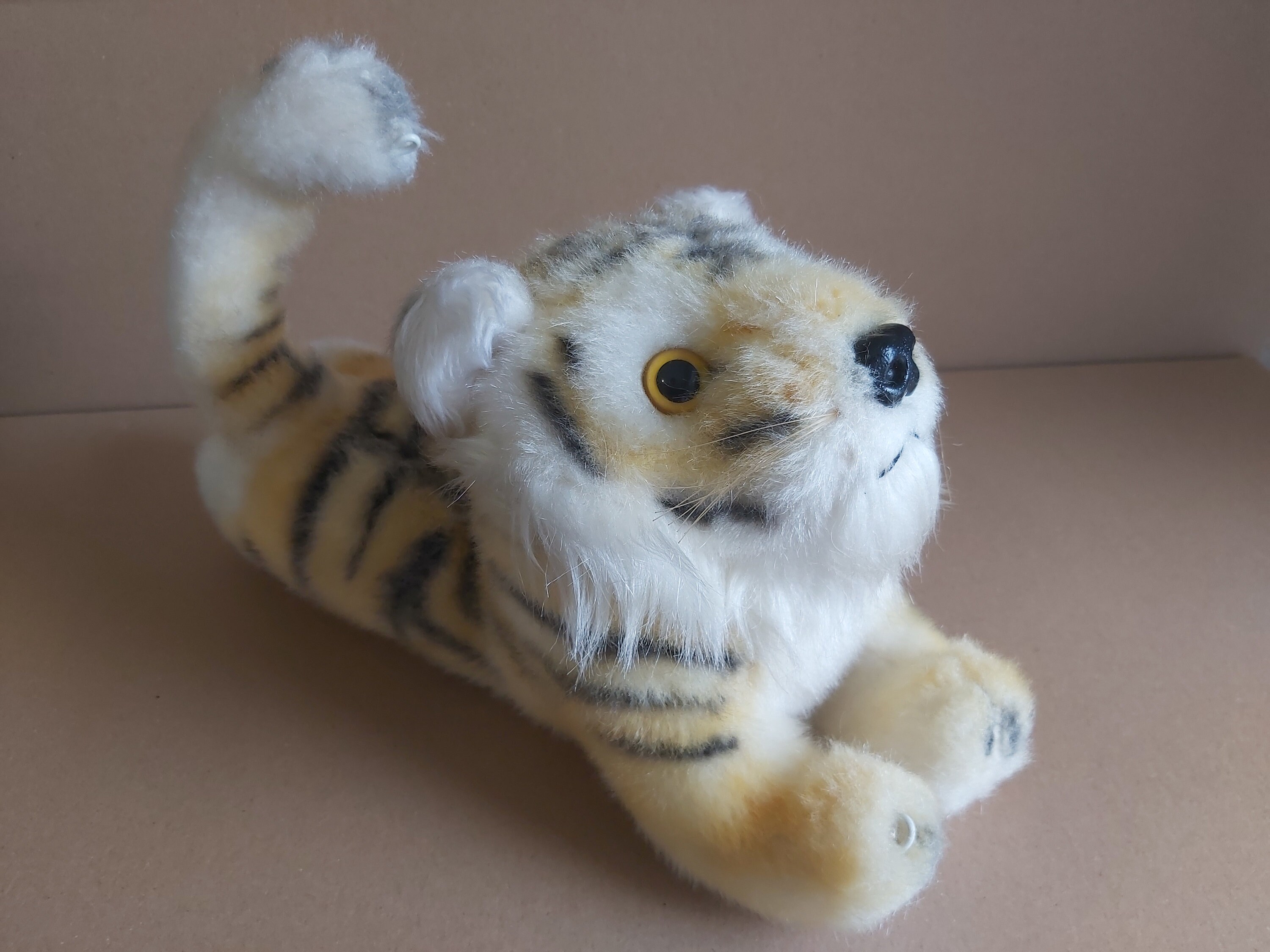 トラのぬいぐるみ ヴィンテージ。横たわっているトラのぬいぐるみ