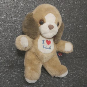 Brauner Welpe vintage ausgestopft. Welpe Hund Trudi. Vintage Plüsch Welpe. Vintage Hund Stofftier. Süßer Welpe aus Plüsch. Weiß Lätzchen Welpe