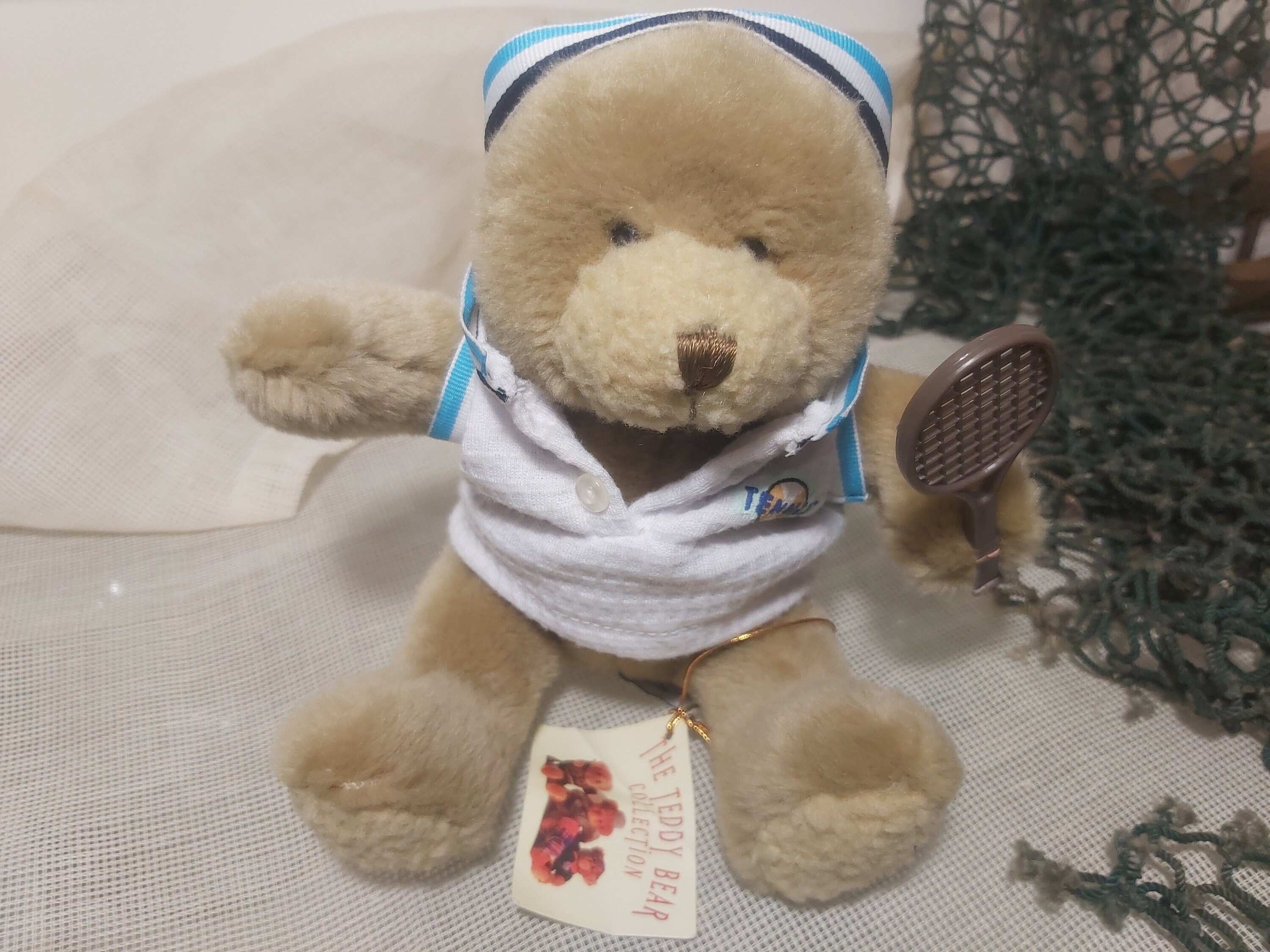 ヴィンテージテニスをするクマの人形