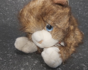 Pluszowy brązowy kociak vintage. Brązowy kotek Keel Toys vintage pluszowy. Miękki kociak wypchany zwierzę vintage. Czerwony kołnierz Brązowy kociak pluszowy