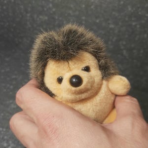 Cute Hedgehog stuffed vintage. Hedgehog Trudi Mini Collection. Hedgehog stuffed animal. Hedgehog vintage plush. Stuffed Hedgehog vintage. Trudi Hedgehog vintage. Hedgehog stuffed vintage. Plush Hedgehog Trudi Mini Collection Italy
