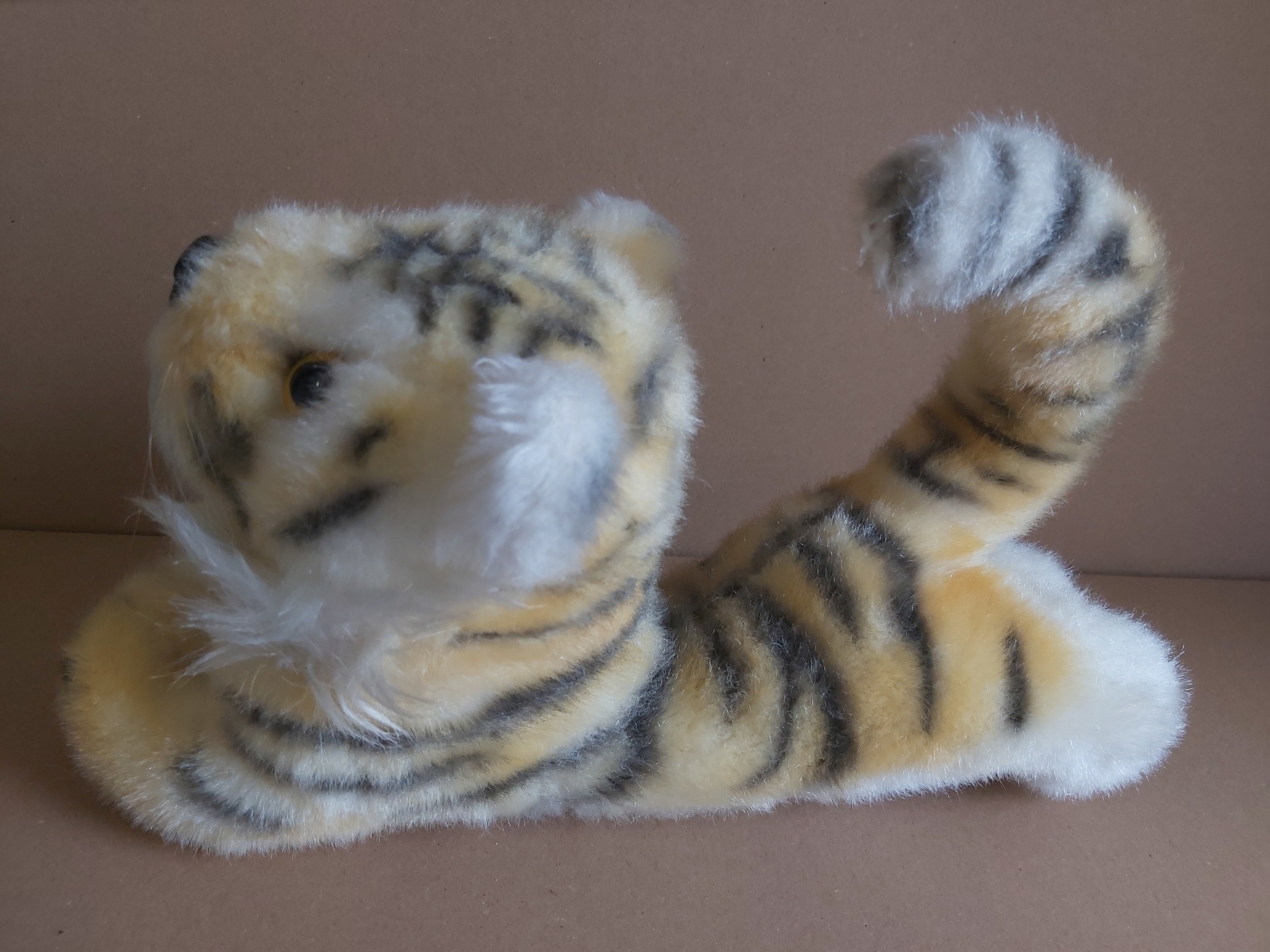 トラのぬいぐるみ ヴィンテージ。横たわっているトラのぬいぐるみ