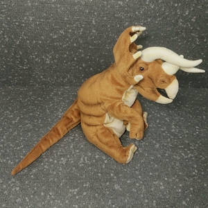 Grande marionnette en peluche tricératops. Peluche marionnette dinosaure. Marionnette tricératops farcie. Grande marionnette en peluche dinosaure Hansa Anima Triceratops