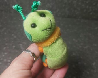 Llavero vintage de peluche de oruga. Oruga verde de la colección Trudi Sweet. Oruga pequeña de peluche. Bolso con dije de insecto.