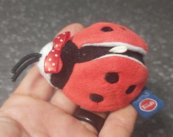 Peluche coccinelle. Millésime Trudi. Petite coccinelle Trudi Sweet Collection. Petite coccinelle en peluche. Peluche porte-clés coccinelle insecte