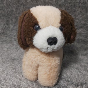 Vintage Plüsch Welpe. Kleiner ausgestopfter Welpe Vintage Hund