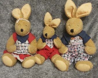 3pcs Vintage plush bunny's family Die Spiegelburg Museum Collection. 3pcs Bunny rabbit Felix Germany vintage. Jointed plush bunny rabbit