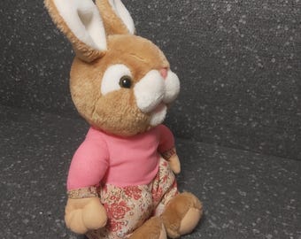 Peluche lapin floral vintage. Chemisier peluche lapin rose. pantalon floral vintage en peluche avec lapin. Lapin en peluche vintage
