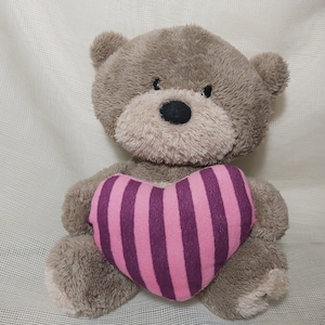 Przytula Misia z Sercem. Card Factory Century House Przytula Misia Serce. Duża głowa Teddy różowe pasiaste serce