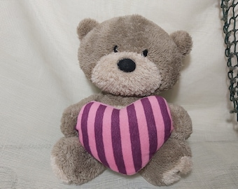 Orsetto di peluche con cuore. Orsetto di peluche grigio Card Factory. Orsetto di peluche a righe rosa con cuore. Orsetto di peluche con cuore. Orsetto di peluche con la testa grande. Orsetto di peluche con la testa grande