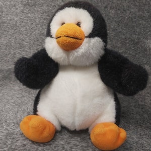 Pinguino peluche vintage. Pinguino cucciolo peluche. Pinguino peluche vintage. Uccello peluche vintage