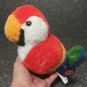 Peluche perroquet vintage. Perroquet Trudi. Peluche perroquet vintage. Perroquet Trudini. perroquet en peluche vintage. Peluche oiseau rouge. Peluche perroquet rouge