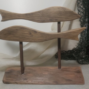Rustieke sculptuur. Houten vis staan standbeeld. Kustdecor dierenriemteken Vissen. Handgemaakte houten vis standbeeld. Strandhuis vis kunst hout decor